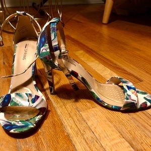 Floral print sandals with heel